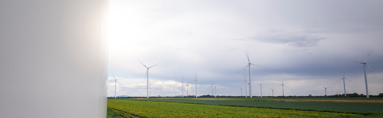 Fototapeta premium Erneuerbare Energie, Windenergie mit Windrädern. Renewable energy, wind energy with wind turbines.