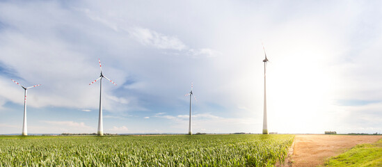 Erneuerbare Energie. Landschaft mit Windkraftanlagen. Windkraftanlagen auf dem Feld. Renewable...