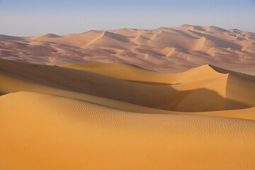 Fototapeta na wymiar Contours of sand dunes at Liwa, Abu Dhabi, UAE