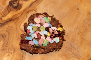 Haferflocken Brownie Kekse, mit Früchten und bunten Flakes