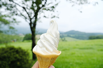 牧場で食べる美味しいバニラ味のソフトクリーム