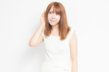 聞き耳をたてる若い女性