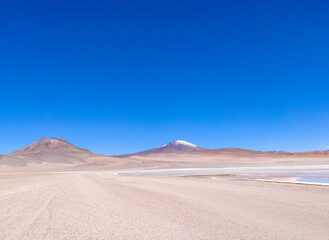 Jeep tour of the Altiplano plateau in the desert among the volcanoes