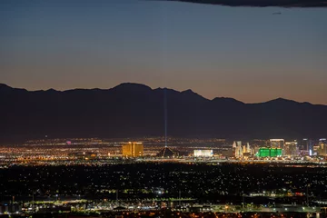 Foto op Plexiglas High angle twilight view of the famous Las Vegas Strip and cityscape © Kit Leong