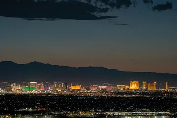 Rolgordijnen High angle twilight view of the famous Las Vegas Strip and cityscape © Kit Leong