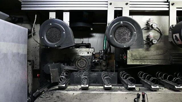 Machine transports a block of independent springs packed in a sheath, conveyor for the production of springs for mattresses,