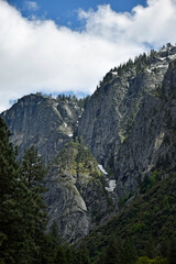 Obraz premium ヨセミテ渓谷の岩壁、ヨセミテ国立公園、カリフォルニア州 アメリカ合衆国