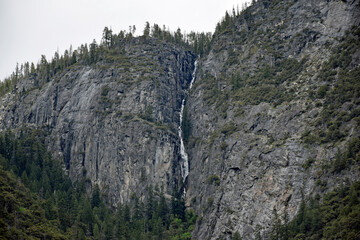 Fototapeta na wymiar ヨセミテ渓谷の岩壁、ヨセミテ国立公園、カリフォルニア州　アメリカ合衆国