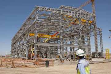 Galpon metalico construccion trabajadores  postes  de electricidad galvanizado estructura metalica industria mineria