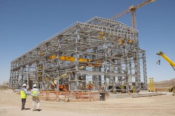 Galpon metalico construccion trabajadores  postes  de electricidad galvanizado estructura metalica industria mineria