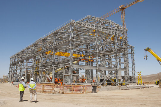 Galpon metalico construccion trabajadores  postes  de electricidad galvanizado estructura metalica industria mineria