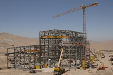 Galpon metalico construccion trabajadores  postes  de electricidad galvanizado estructura metalica industria mineria