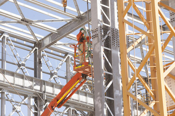 Galpon metalico construccion trabajadores  postes  de electricidad galvanizado estructura metalica industria mineria
