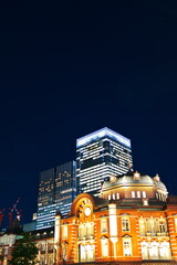 Fototapeta na wymiar 夜の東京駅と高層ビルの輝き