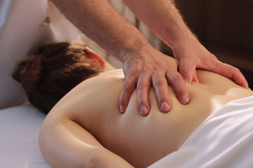 Obraz na płótnie Canvas Hands massaging spine on female back
