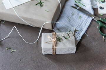 Geschenke farbharmonisch und natürlich verpacken, Geschenkverpackung umweltbewußt