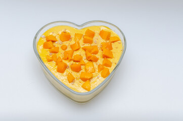 Carlota de mango, delicioso postre mexicano en forma de corazón, aislado sobre fondo blanco.