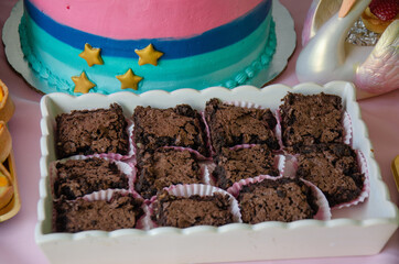 Brownies en mesa de cumpleaños