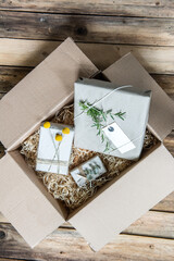Geschenktüten im Karton natürlich verpackt, umweltbewußte und nachhaltige Verpackung für Geschenke mit Kräutern und Blüten , Zero Waste Geschenk