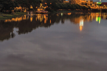 Obraz premium Reflections in Chiang Mai river