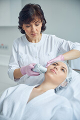 Obraz na płótnie Canvas Facial anti aging therapy in professional beauty studio