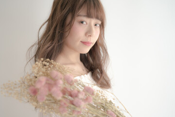 Fototapeta premium 春 夏 ロングヘア ウェーブヘア ドライフラワー 女性