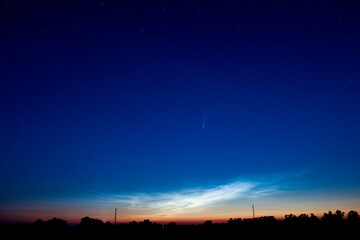 Kometa Neowise oraz obłoki srebrzyste. Niesamowite zjawiska astronomiczne na wieczornym niebie - obrazy, fototapety, plakaty