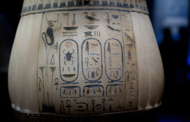 Vase de l'antiquité égyptienne avec hiéroglyphes
