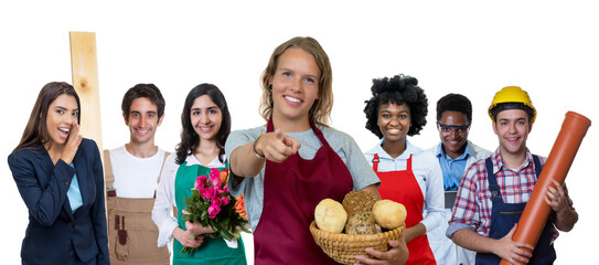 Lachender deutsche Bäckerei Verkäuferin mit anderen Azubis 