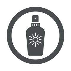 Concepto vacaciones de verano. Icono plano crema solar en aerosol en c&iacute;rculo color gris