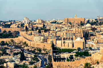 Obraz premium Panoramically view over old city of Jerusalem with streets full of vehicles in Jerusalem, Israel.