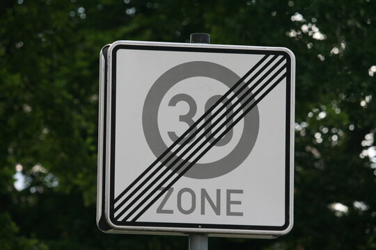 Ende der 30-Zone - Geschindigkeitsbegrenzung