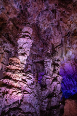 Vue sur des Stalagmites de la Grotte de la Salamandre