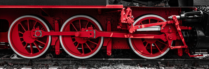 Rote Speichenräder einer Lokomotive