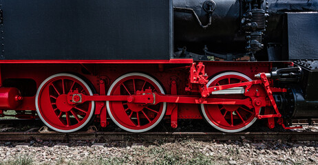 Fototapeta na wymiar Rote Speichenräder einer Lokomotive