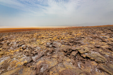 エチオピア・ダナキル砂漠ツアーで、ダロール火山へ向かう岩の斜面から見た地平線