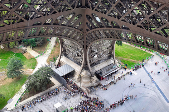 Una pata de la Torre Eiffel y colas para acceder al monumento