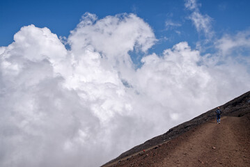 富士山の下山道と雲