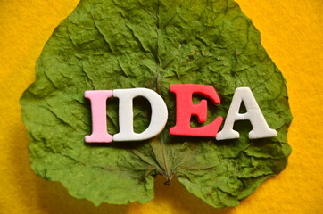 SLOWO IDEA NA ZIELONYM TLE