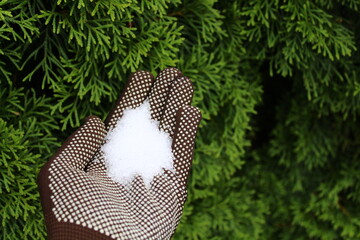 Bittersalz in einer Hand