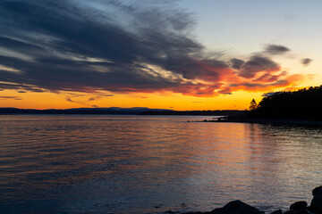 Widok na Oslofjord z plaży w okolicy miejscowości Larkollen w Norwegii