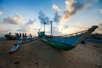 bateaux de pêche colorés ou pagode traditionnel au lever du jour sur une plage du sud de l'île de Ceylan, Sri Lanka