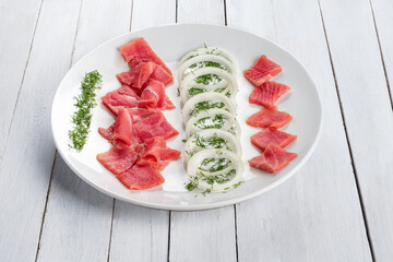 Tuna with onion and dill