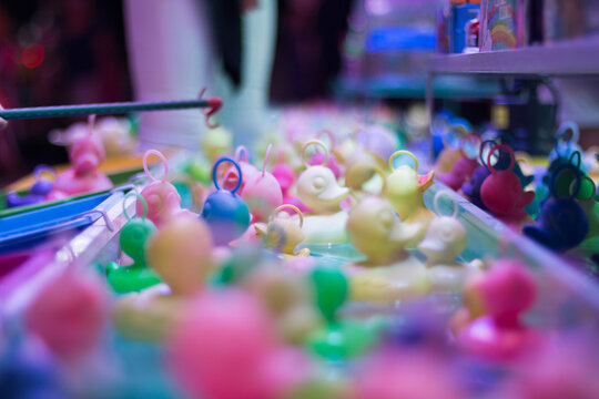 Jeu de p&ecirc;che au canard de toutes les couleurs en soir&eacute;e