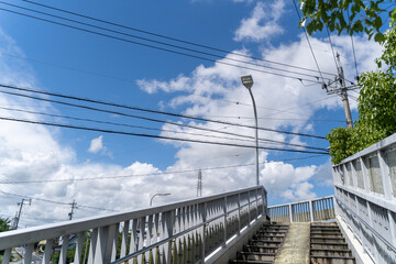 青空の下の歩道橋