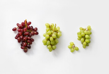 three bunces of red and white grapes