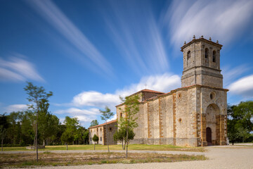 Vista de la ermita de La Blanca bajo un cielo azul con nubes en movimiento, cerca de la opoblación de Cabrejas del Pinar, en la provincia de Soria. España