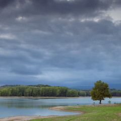 Bella vista del embalse de El Regajo bajo unas nubes de tormenta, cerca de la poblaci&oacute;n de Navajas, en la provincia de Castell&oacute;n. Comunidad Valenciana. Espa&ntilde;a