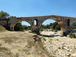 Fototapeta na wymiar Balade en Provence - Pont Julien