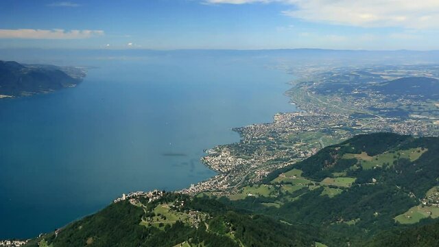 Vue aérienne des villes de  Montreux et Vevey sur le lac Léman.